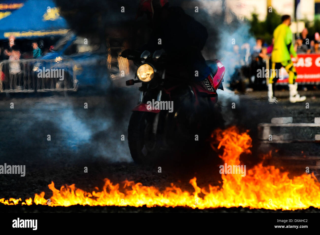 Wagen Teufel einen Burnout auf einem Motorrad unterwegs Feuer durchführen. Stockfoto