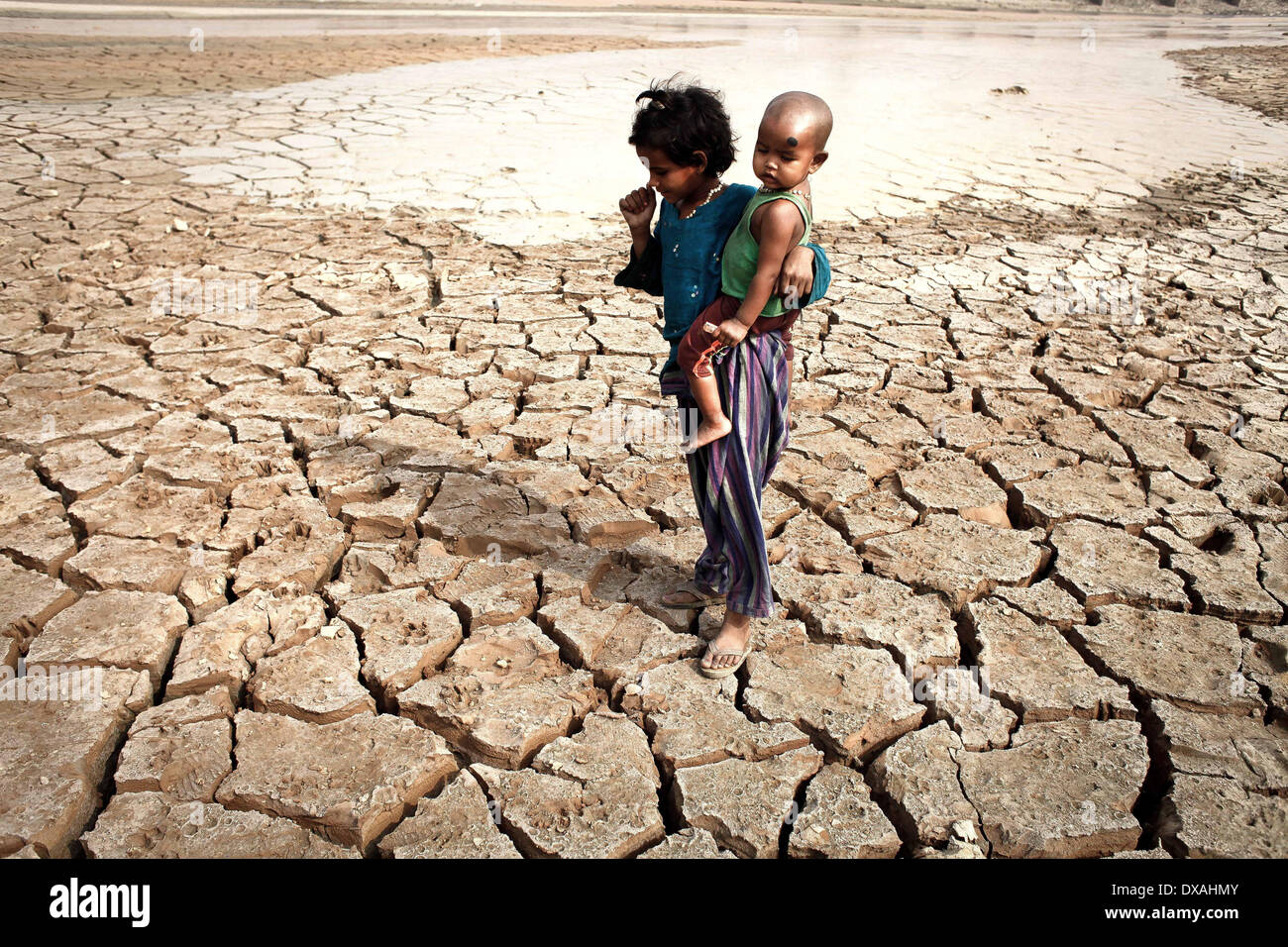 Dhaka, Bangladesch. 21. März 2014. 22. März beobachtet wie World Water Day, die internationale Beachtung der World Water Day ist eine Initiative, die aus der 1992 UNO-Konferenz über Umwelt und Entwicklung (UNCED) in Rio De Janeiro wuchs. Das diesjährige Thema ist "Ermittlung der besten Praktiken, die ein Wasser - und Energie-effiziente machen können '' ˜Green Industrie ' Wirklichkeit ' Credit: Zakir Hossain Chowdhury/NurPhoto/ZUMAPRESS.com/Alamy Live News Stockfoto