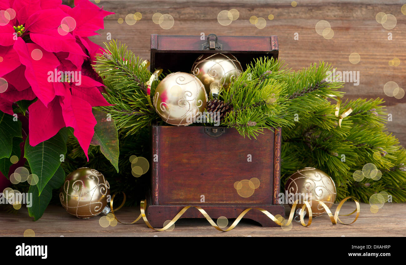 Weihnachtsbaum-Brunch mit goldene Dekoration, Vintage Holzbox und rosa Weihnachten Blume Weihnachtsstern Stockfoto