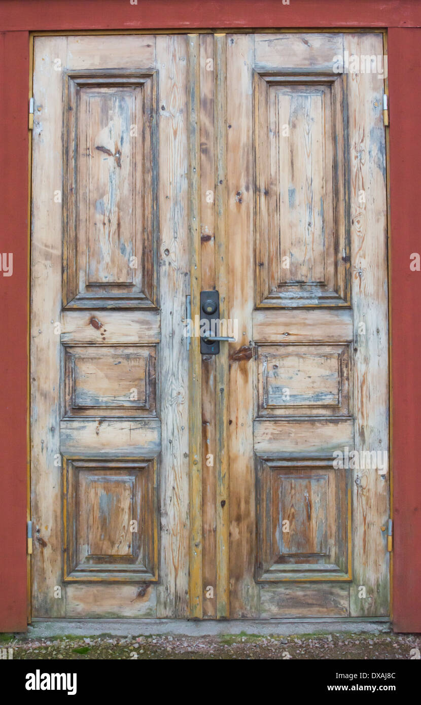 Grunge Holztür rotes Haus, Värmland, Schweden. Stockfoto Grunge Holztür rotes Haus, Värmland, Schweden. Stockfoto