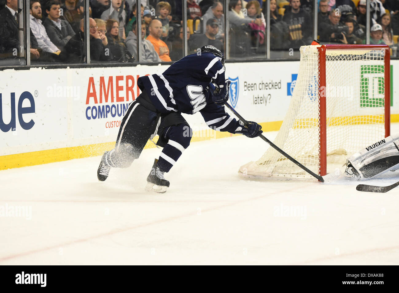 Boston, Massachusetts, USA. 21. März 2014. 21. März 2014 - Boston, Massachusetts, USA - wickelt University of New Hampshire Kevin Goumas (27) hinter dem Netz, ein Tor in der NCAA Hockey East-Turnier-Spiel zwischen Providence College und der University of New Hampshire im TD Garden in Boston, Massachusetts. Eric Canha/CSM/Alamy Live-Nachrichten Stockfoto