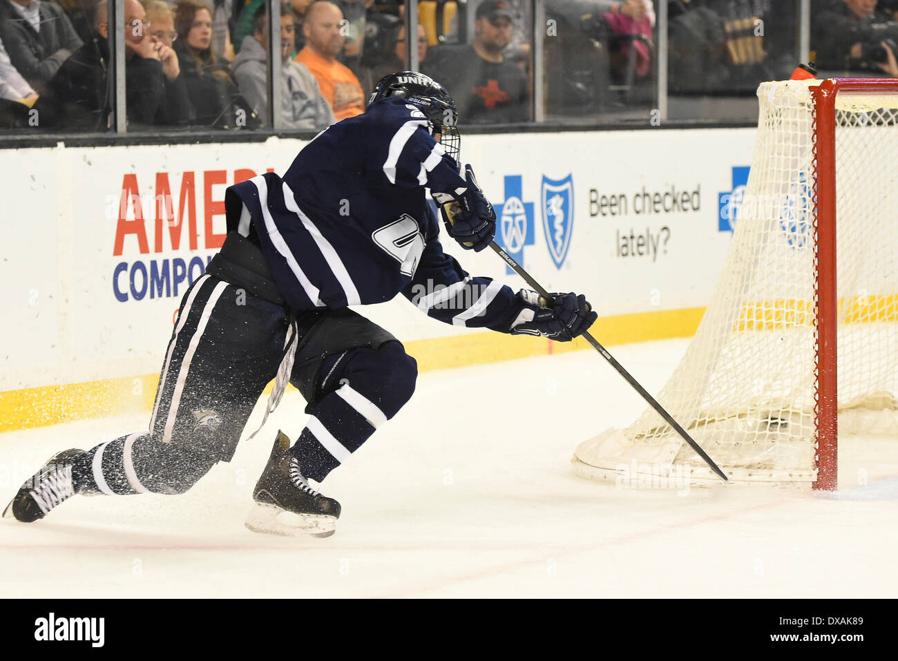 Boston, Massachusetts, USA. 21. März 2014. 21. März 2014 - Boston, Massachusetts, USA - wickelt University of New Hampshire Kevin Goumas (27) hinter dem Netz, ein Tor in der NCAA Hockey East-Turnier-Spiel zwischen Providence College und der University of New Hampshire im TD Garden in Boston, Massachusetts. Eric Canha/CSM/Alamy Live-Nachrichten Stockfoto