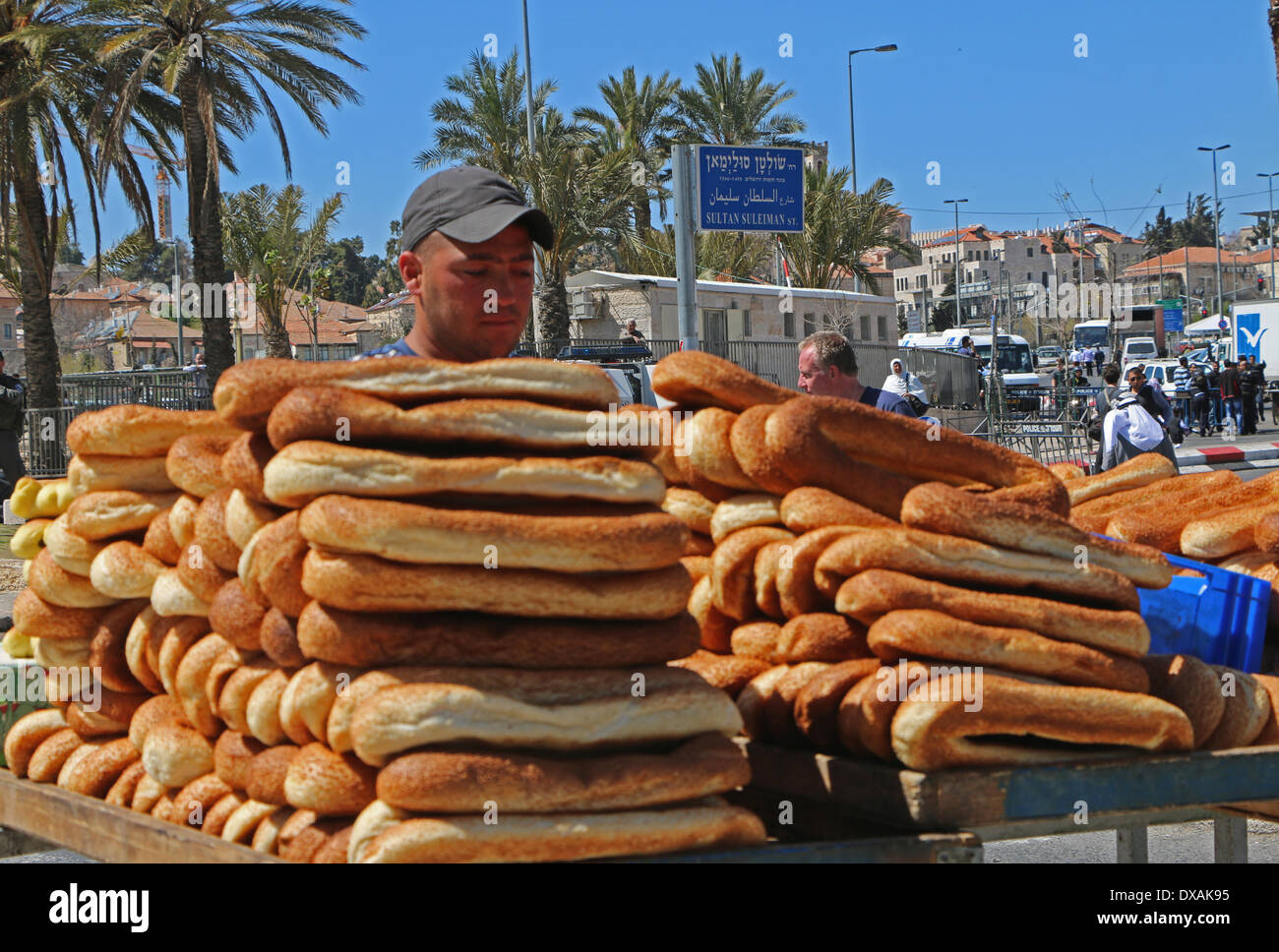 Jerusalem, Israel - 21. März 2014: A palästinensischen Bäckerei Verkäufer richtet seinen Wagen voller Brot vor Damaskus-Tor, eines der wichtigsten Tore führen in die Altstadt von Jerusalem. Da Freitag Gebete für palästinensische Muslime beenden, werden Tausende Gießen Sie aus dem Eingang und waren nach Hause zu bringen, um ihre Famalies zu kaufen.  (Foto von Anna Ferensowicz / Pacific Press) Stockfoto