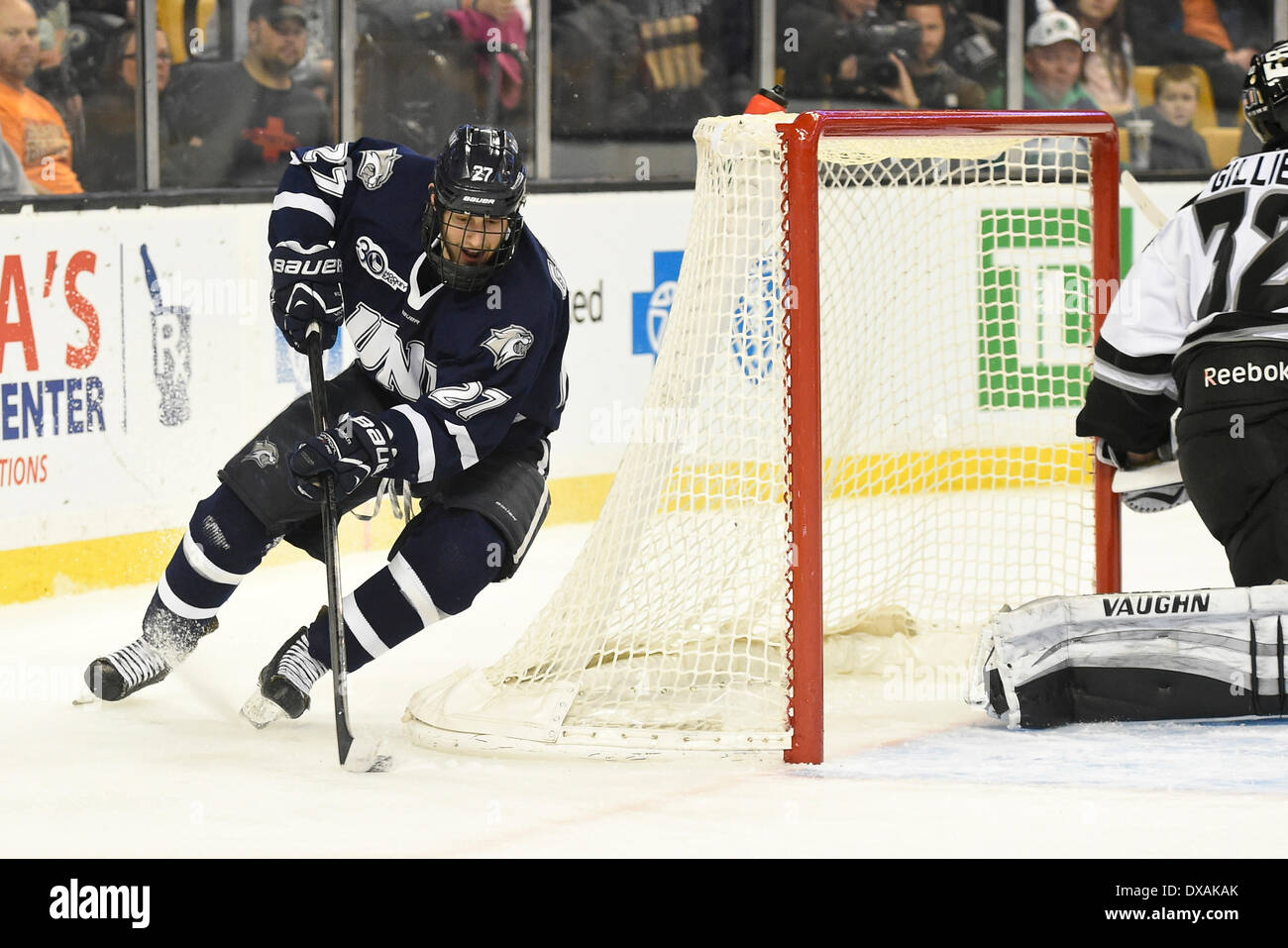 Boston, Massachusetts, USA. 21. März 2014. 21. März 2014 - Boston, Massachusetts, USA - wickelt University of New Hampshire Kevin Goumas (27) hinter dem Netz, ein Tor in der NCAA Hockey East-Turnier-Spiel zwischen Providence College und der University of New Hampshire im TD Garden in Boston, Massachusetts. Eric Canha/CSM/Alamy Live-Nachrichten Stockfoto