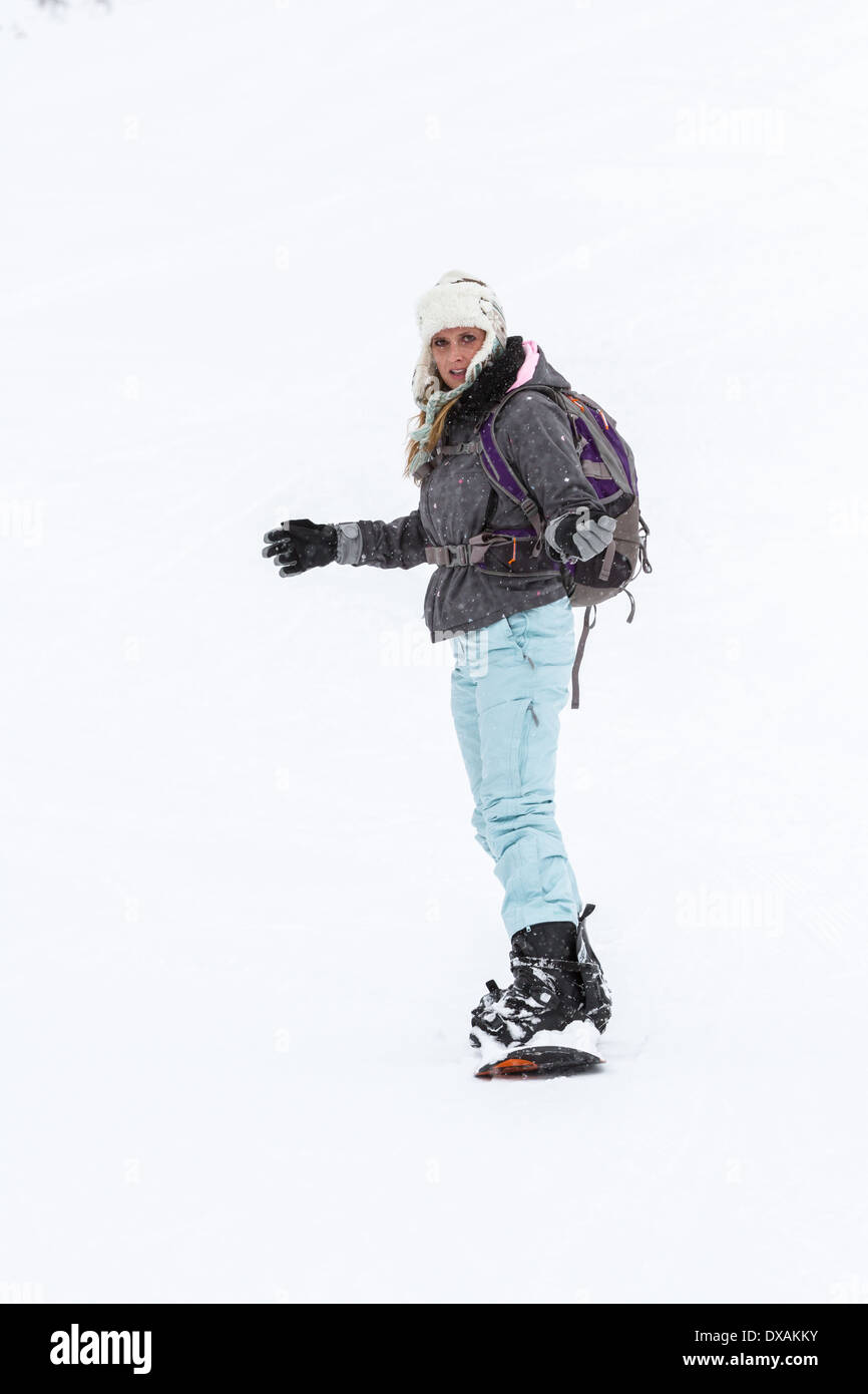attraktive Frau Snowboarden auf den Pisten von Nord-Idaho im verschneiten winter Stockfoto