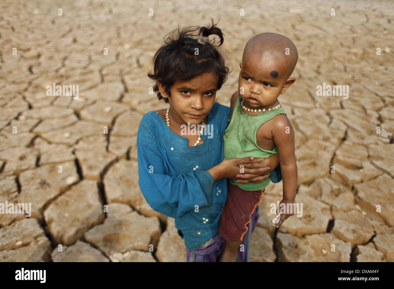 DHAKA, Bangladesch - 21 März: Hitze des kommenden Sommer die zerschmetterten Seeoberfläche ein Ergebnis von der sengenden Hitze. 22. März beobachtet wie World Water Day, die internationale Beachtung der World Water Day ist eine Initiative, die aus der 1992 UNO-Konferenz über Umwelt und Entwicklung (UNCED) in Rio De Janeiro wuchs. Das diesjährige Thema ist "identifizieren best Practices, die ein Wasser - und energieeffiziente"Grüne Branche"verwirklichen können." (Foto von Zakir Hossain Chowdhury / Pacific Press) Stockfoto