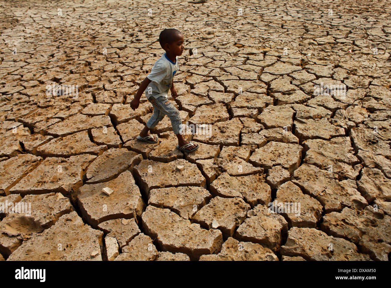 DHAKA, Bangladesch - 21 März: Hitze des kommenden Sommer die zerschmetterten Seeoberfläche ein Ergebnis von der sengenden Hitze. 22. März beobachtet wie World Water Day, die internationale Beachtung der World Water Day ist eine Initiative, die aus der 1992 UNO-Konferenz über Umwelt und Entwicklung (UNCED) in Rio De Janeiro wuchs. Das diesjährige Thema ist "identifizieren best Practices, die ein Wasser - und energieeffiziente"Grüne Branche"verwirklichen können." (Foto von Zakir Hossain Chowdhury / Pacific Press) Stockfoto