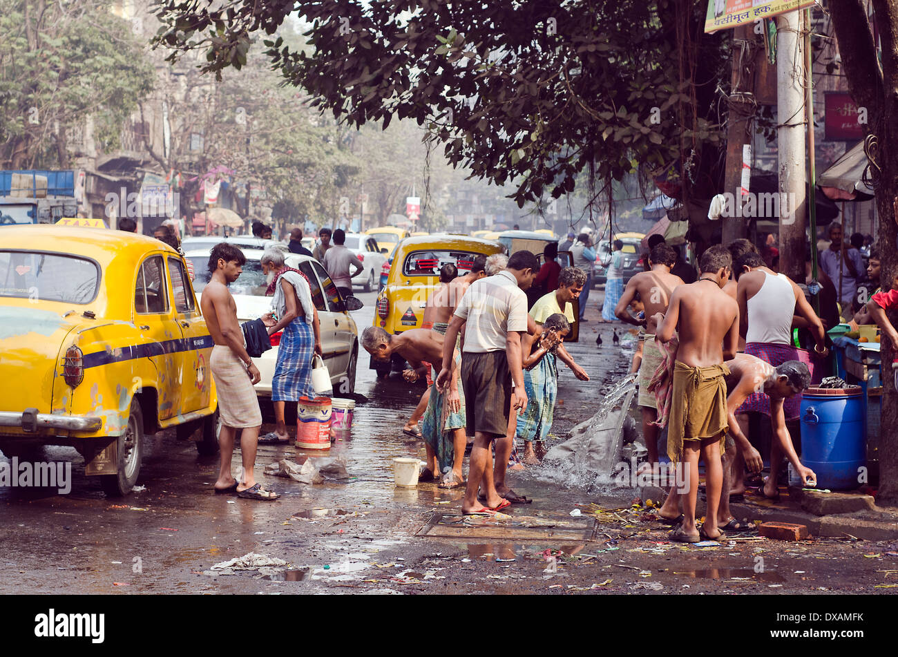 Männer, die Badewanne auf der Straße von Kolkata, Indien Stockfoto
