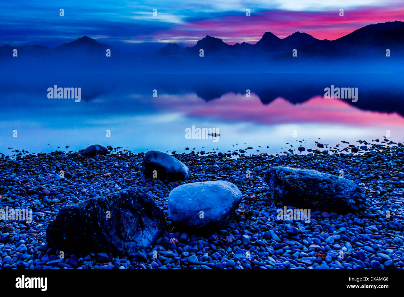 Früh am Morgen auf Lake McDonald im Glacier-Nationalpark in Montana fallen. Stockfoto