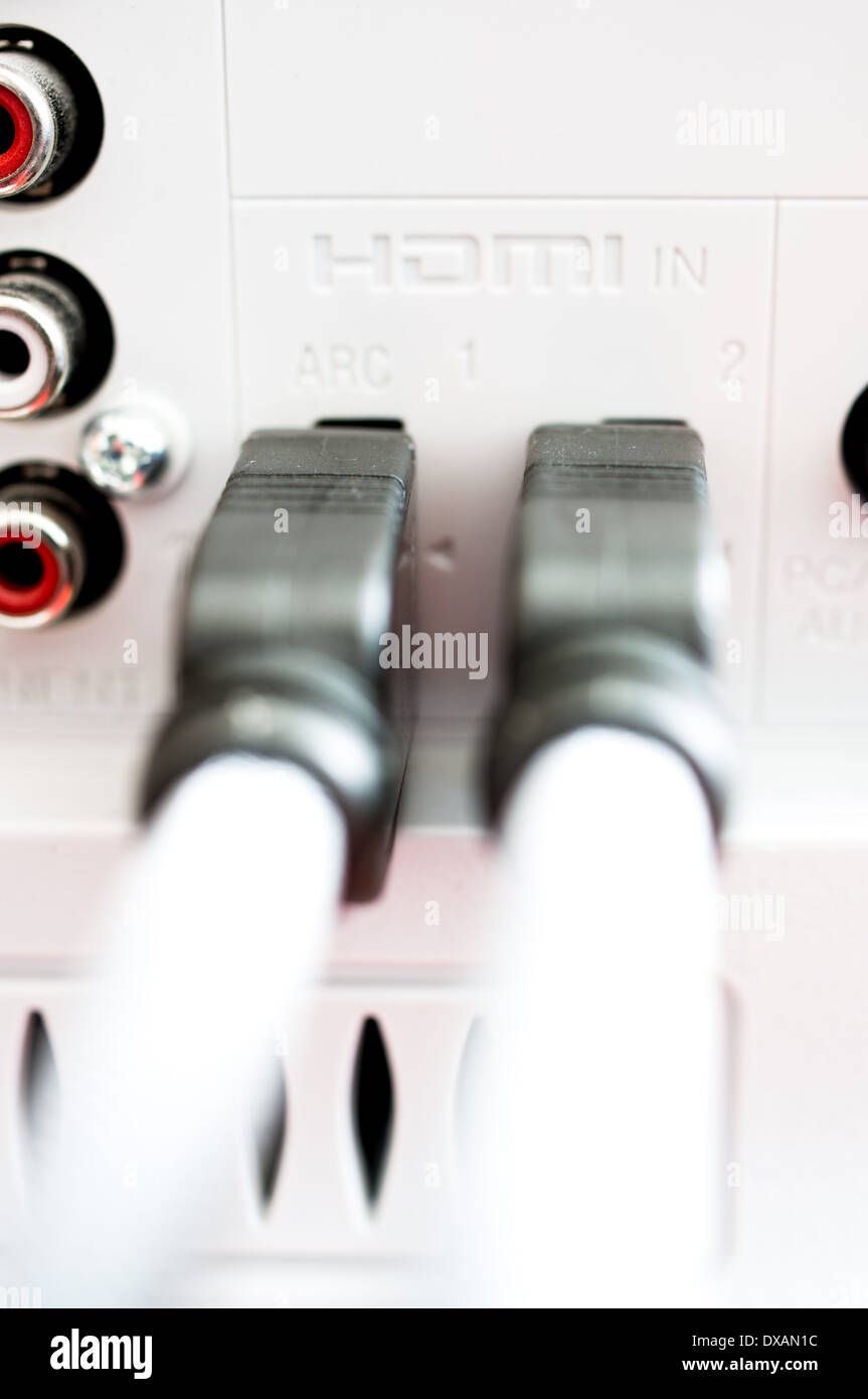 Zwei HDMI-Kabel an den Fernseher angeschlossen Stockfoto