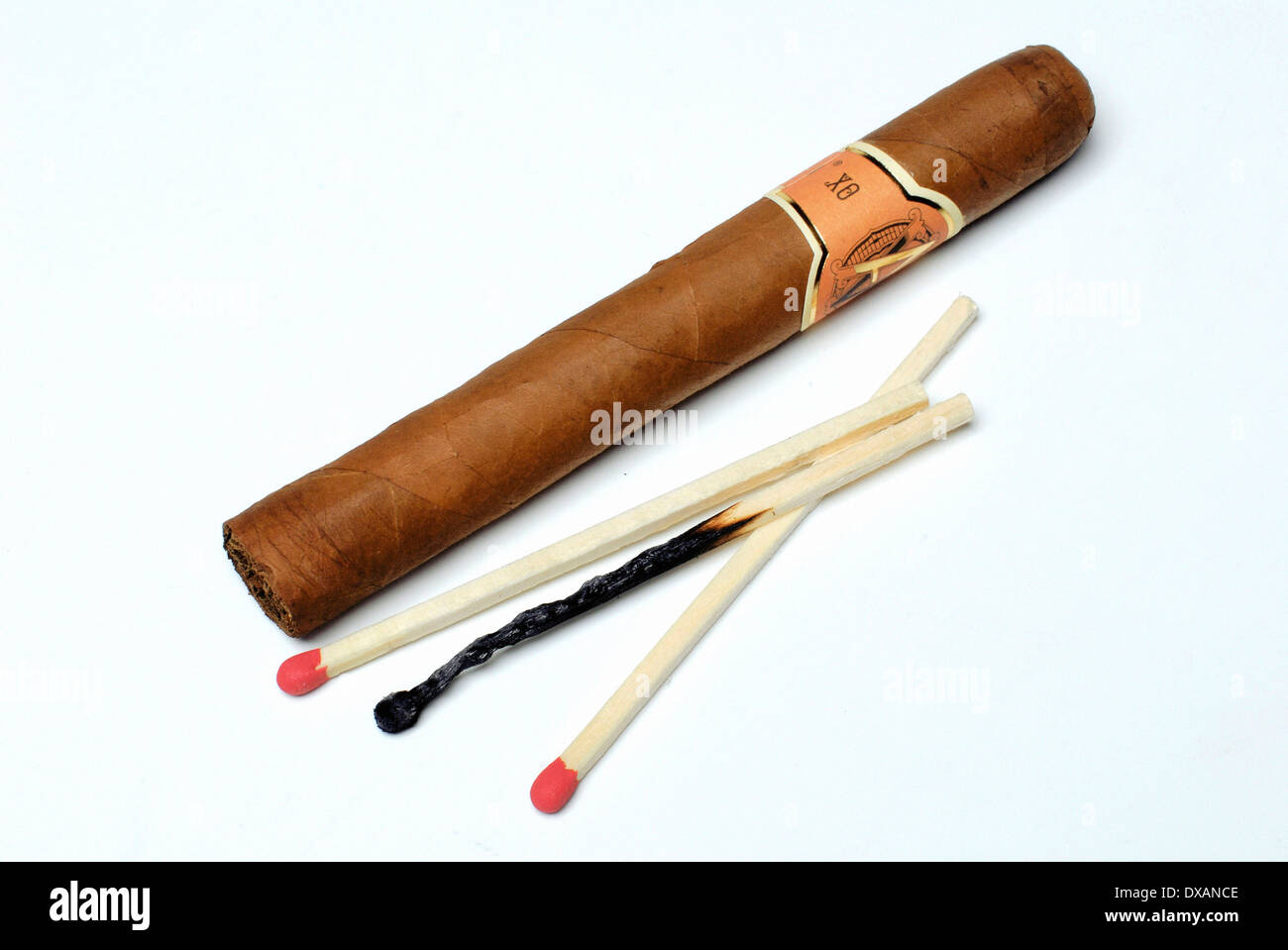 Streichhölzer und Zigarre Stockfoto