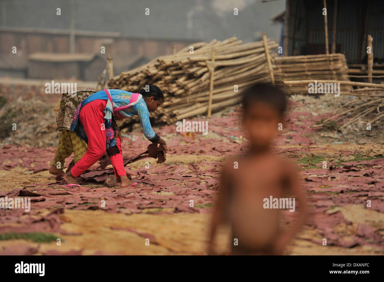 Gehen mit Geschichte "Hazaribagh: giftige Leder in Bangladesch" von Mohammad Asad auf diesem Foto, aufgenommen am 21. März 2014. Hazaribagh giftige Leder ist wichtig für das Leben, denn es Leben retten Geld zu verdienen viele Menschen und zerstören Leben, seine Giftigkeit. Hier arbeiten Sie in der Regel schlechte Menschen. Menschen Sie in diesem die meisten Frauen und Kinderarbeit. Hazaribagh rangiert unter den 30 am stärksten verschmutzten Orte der Welt. Jeden Tag 15.000 m3 Abfall und giftigen Schlamm werden freigesetzt und reichern sich in der Mitte der Häuser. Sie fließen direkt in den Fluss, die unbehandelt. Daher überrascht es nicht, die den Fluss überqueren Stockfoto