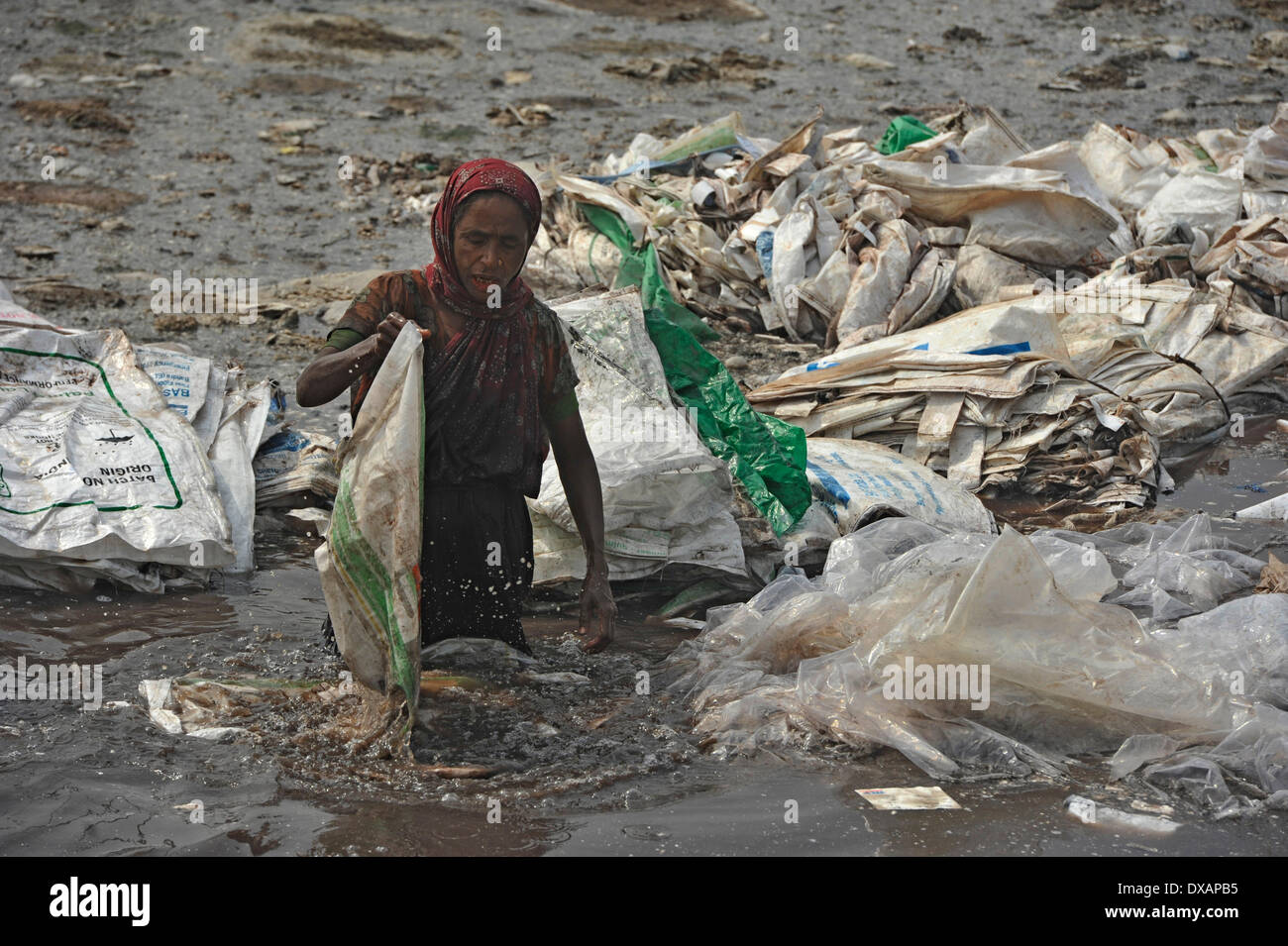22. März beobachtet wie World Water Day, die internationale Beachtung der World Water Day ist eine Initiative, die aus der 1992 UNO-Konferenz über Umwelt und Entwicklung (UNCED) in Rio De Janeiro wuchs. Das diesjährige Thema ist "Ermittlung der besten Praktiken, die eine Wasser - und energieeffiziente"Grüne Branche"Realität. machen kann" Trotz, dass dieser Bereich in Dhaka 95 % der Bangladeshs Leder Gerbereien und jeden Tag sie dump 22.000 Kubikmeter Liter giftiger Abfälle enthält, einschließlich der krebserregenden sechswertiges Chrom in der Hauptstadt Hauptfluss und zentrale Wasserversorgung, die Burg Stockfoto