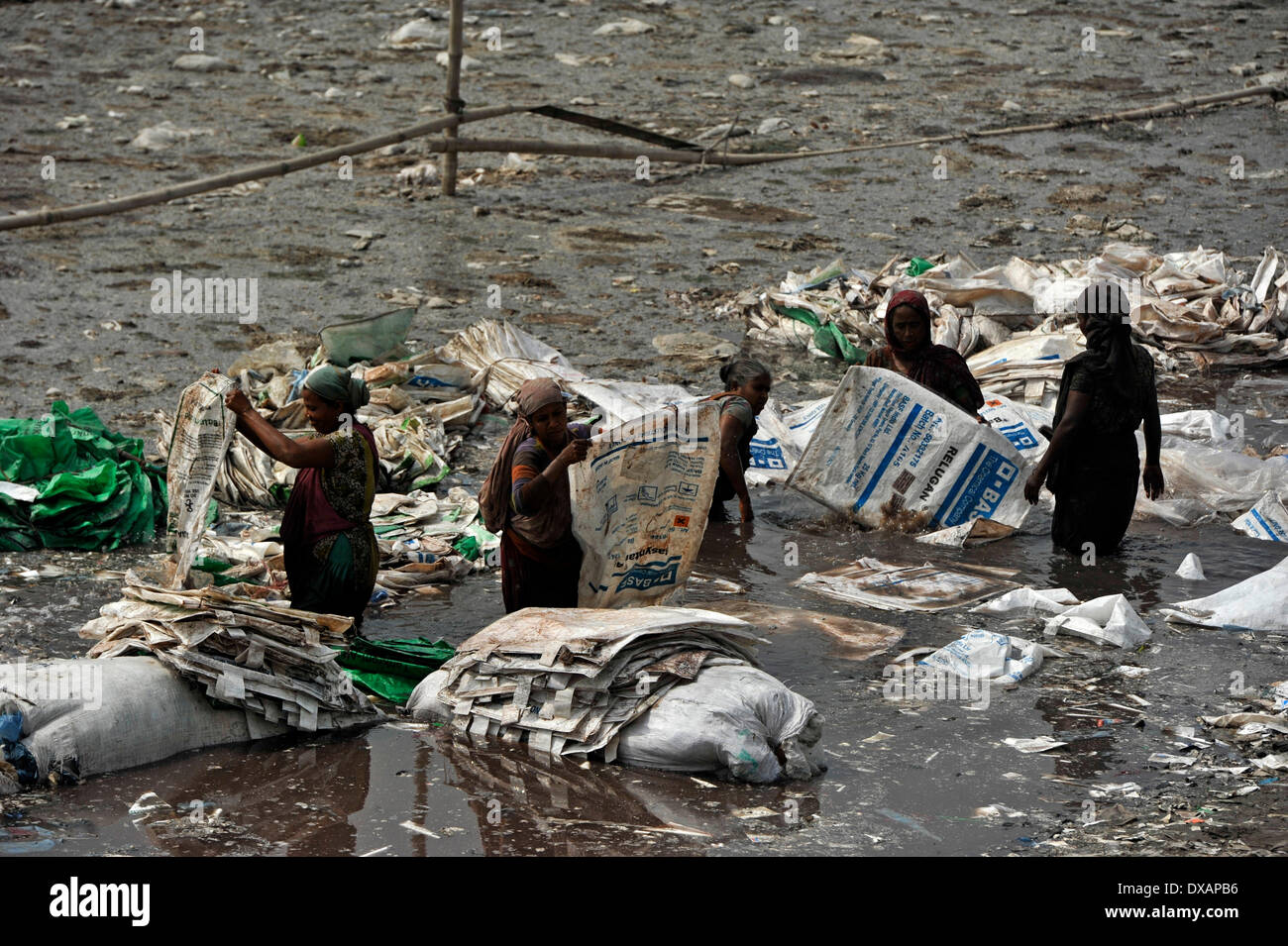 22. März beobachtet wie World Water Day, die internationale Beachtung der World Water Day ist eine Initiative, die aus der 1992 UNO-Konferenz über Umwelt und Entwicklung (UNCED) in Rio De Janeiro wuchs. Das diesjährige Thema ist "Ermittlung der besten Praktiken, die eine Wasser - und energieeffiziente"Grüne Branche"Realität. machen kann" Trotz, dass dieser Bereich in Dhaka 95 % der Bangladeshs Leder Gerbereien und jeden Tag sie dump 22.000 Kubikmeter Liter giftiger Abfälle enthält, einschließlich der krebserregenden sechswertiges Chrom in der Hauptstadt Hauptfluss und zentrale Wasserversorgung, die Burg Stockfoto