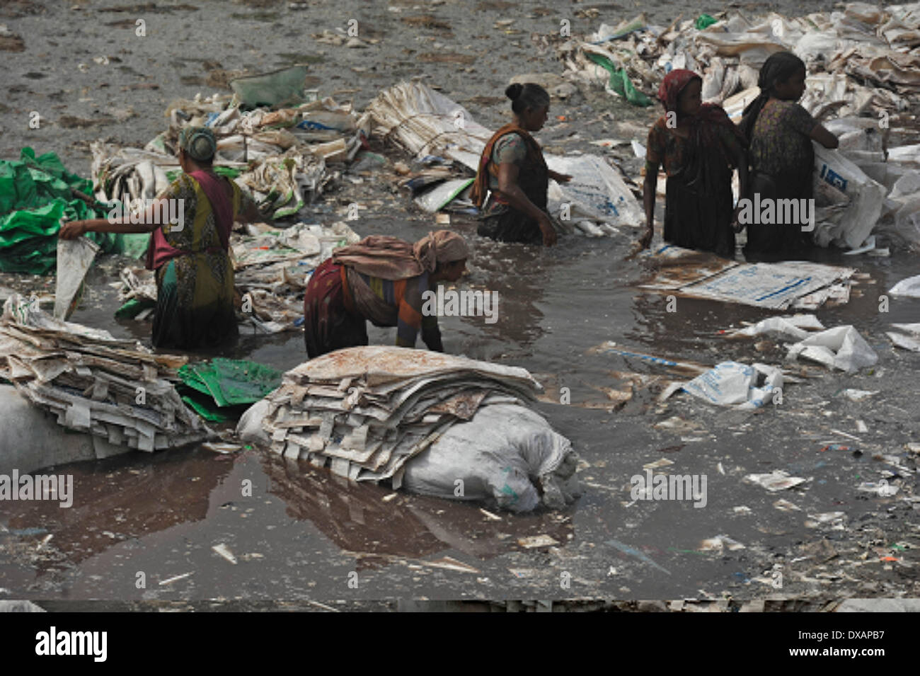 22. März beobachtet wie World Water Day, die internationale Beachtung der World Water Day ist eine Initiative, die aus der 1992 UNO-Konferenz über Umwelt und Entwicklung (UNCED) in Rio De Janeiro wuchs. Das diesjährige Thema ist "Ermittlung der besten Praktiken, die eine Wasser - und energieeffiziente"Grüne Branche"Realität. machen kann" Trotz, dass dieser Bereich in Dhaka 95 % der Bangladeshs Leder Gerbereien und jeden Tag sie dump 22.000 Kubikmeter Liter giftiger Abfälle enthält, einschließlich der krebserregenden sechswertiges Chrom in der Hauptstadt Hauptfluss und zentrale Wasserversorgung, die Burg Stockfoto