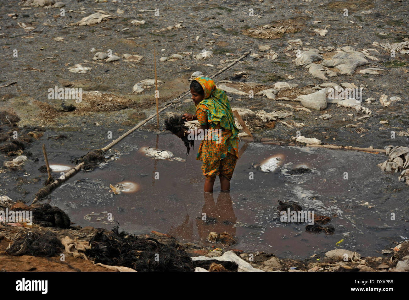 22. März beobachtet wie World Water Day, die internationale Beachtung der World Water Day ist eine Initiative, die aus der 1992 UNO-Konferenz über Umwelt und Entwicklung (UNCED) in Rio De Janeiro wuchs. Das diesjährige Thema ist "Ermittlung der besten Praktiken, die eine Wasser - und energieeffiziente"Grüne Branche"Realität. machen kann" Trotz, dass dieser Bereich in Dhaka 95 % der Bangladeshs Leder Gerbereien und jeden Tag sie dump 22.000 Kubikmeter Liter giftiger Abfälle enthält, einschließlich der krebserregenden sechswertiges Chrom in der Hauptstadt Hauptfluss und zentrale Wasserversorgung, die Burg Stockfoto