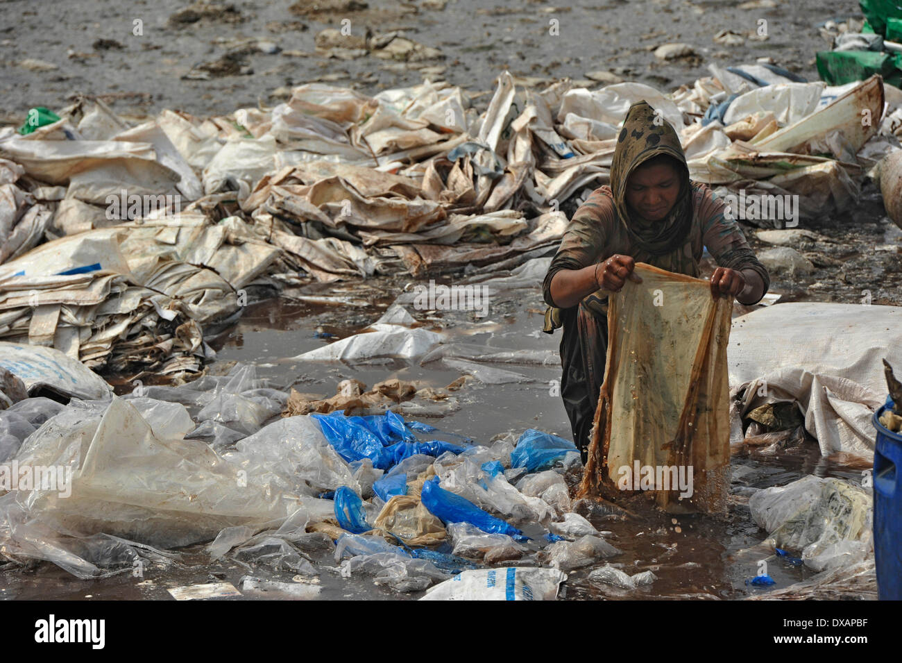 22. März beobachtet wie World Water Day, die internationale Beachtung der World Water Day ist eine Initiative, die aus der 1992 UNO-Konferenz über Umwelt und Entwicklung (UNCED) in Rio De Janeiro wuchs. Das diesjährige Thema ist "Ermittlung der besten Praktiken, die eine Wasser - und energieeffiziente"Grüne Branche"Realität. machen kann" Trotz, dass dieser Bereich in Dhaka 95 % der Bangladeshs Leder Gerbereien und jeden Tag sie dump 22.000 Kubikmeter Liter giftiger Abfälle enthält, einschließlich der krebserregenden sechswertiges Chrom in der Hauptstadt Hauptfluss und zentrale Wasserversorgung, die Burg Stockfoto