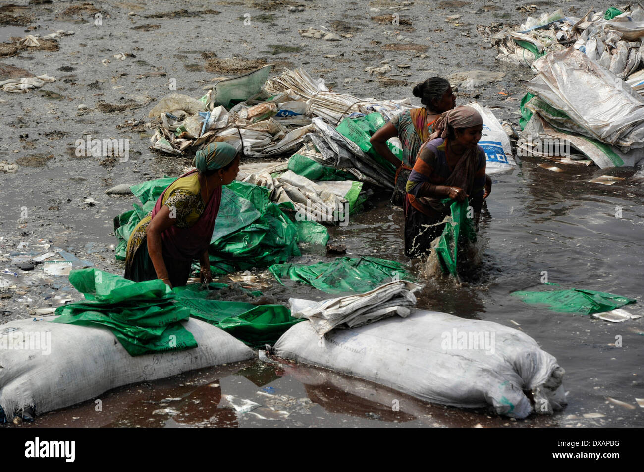 22. März beobachtet wie World Water Day, die internationale Beachtung der World Water Day ist eine Initiative, die aus der 1992 UNO-Konferenz über Umwelt und Entwicklung (UNCED) in Rio De Janeiro wuchs. Das diesjährige Thema ist "Ermittlung der besten Praktiken, die eine Wasser - und energieeffiziente"Grüne Branche"Realität. machen kann" Trotz, dass dieser Bereich in Dhaka 95 % der Bangladeshs Leder Gerbereien und jeden Tag sie dump 22.000 Kubikmeter Liter giftiger Abfälle enthält, einschließlich der krebserregenden sechswertiges Chrom in der Hauptstadt Hauptfluss und zentrale Wasserversorgung, die Burg Stockfoto