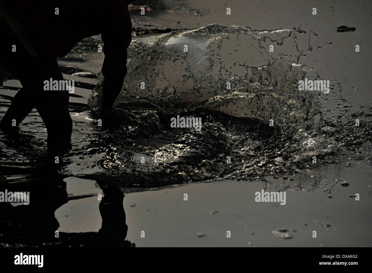 22. März beobachtet wie World Water Day, die internationale Beachtung der World Water Day ist eine Initiative, die aus der 1992 UNO-Konferenz über Umwelt und Entwicklung (UNCED) in Rio De Janeiro wuchs. Das diesjährige Thema ist "Ermittlung der besten Praktiken, die eine Wasser - und energieeffiziente"Grüne Branche"Realität. machen kann" Trotz, dass dieser Bereich in Dhaka 95 % der Bangladeshs Leder Gerbereien und jeden Tag sie dump 22.000 Kubikmeter Liter giftiger Abfälle enthält, einschließlich der krebserregenden sechswertiges Chrom in der Hauptstadt Hauptfluss und zentrale Wasserversorgung, die Burg Stockfoto