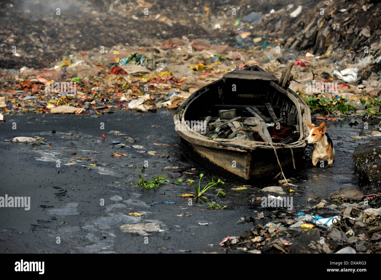 22. März beobachtet wie World Water Day, die internationale Beachtung der World Water Day ist eine Initiative, die aus der 1992 UNO-Konferenz über Umwelt und Entwicklung (UNCED) in Rio De Janeiro wuchs. Das diesjährige Thema ist "Ermittlung der besten Praktiken, die eine Wasser - und energieeffiziente"Grüne Branche"Realität. machen kann" Trotz, dass dieser Bereich in Dhaka 95 % der Bangladeshs Leder Gerbereien und jeden Tag sie dump 22.000 Kubikmeter Liter giftiger Abfälle enthält, einschließlich der krebserregenden sechswertiges Chrom in der Hauptstadt Hauptfluss und zentrale Wasserversorgung, die Burg Stockfoto