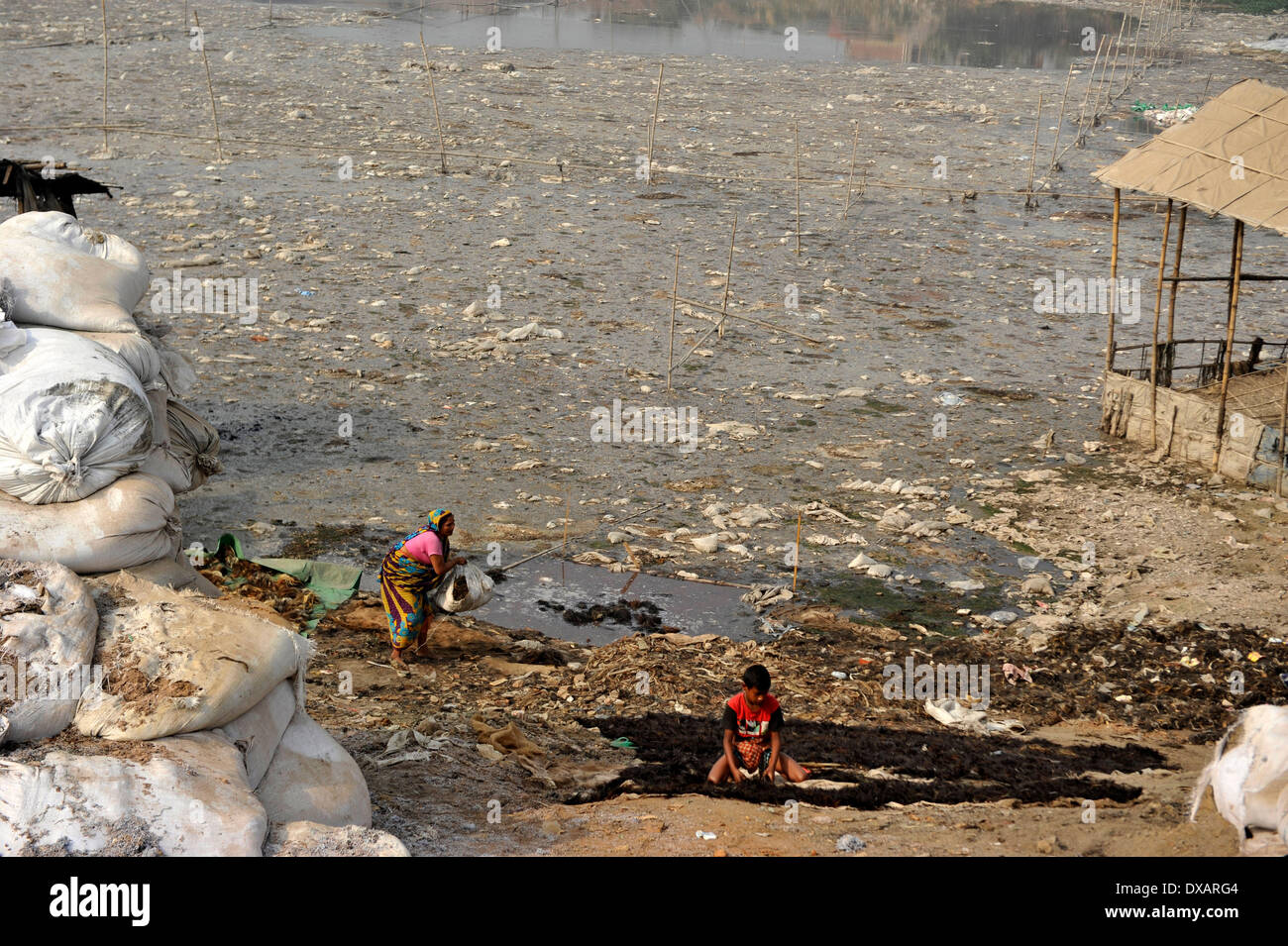 22. März beobachtet wie World Water Day, die internationale Beachtung der World Water Day ist eine Initiative, die aus der 1992 UNO-Konferenz über Umwelt und Entwicklung (UNCED) in Rio De Janeiro wuchs. Das diesjährige Thema ist "Ermittlung der besten Praktiken, die eine Wasser - und energieeffiziente"Grüne Branche"Realität. machen kann" Trotz, dass dieser Bereich in Dhaka 95 % der Bangladeshs Leder Gerbereien und jeden Tag sie dump 22.000 Kubikmeter Liter giftiger Abfälle enthält, einschließlich der krebserregenden sechswertiges Chrom in der Hauptstadt Hauptfluss und zentrale Wasserversorgung, die Burg Stockfoto