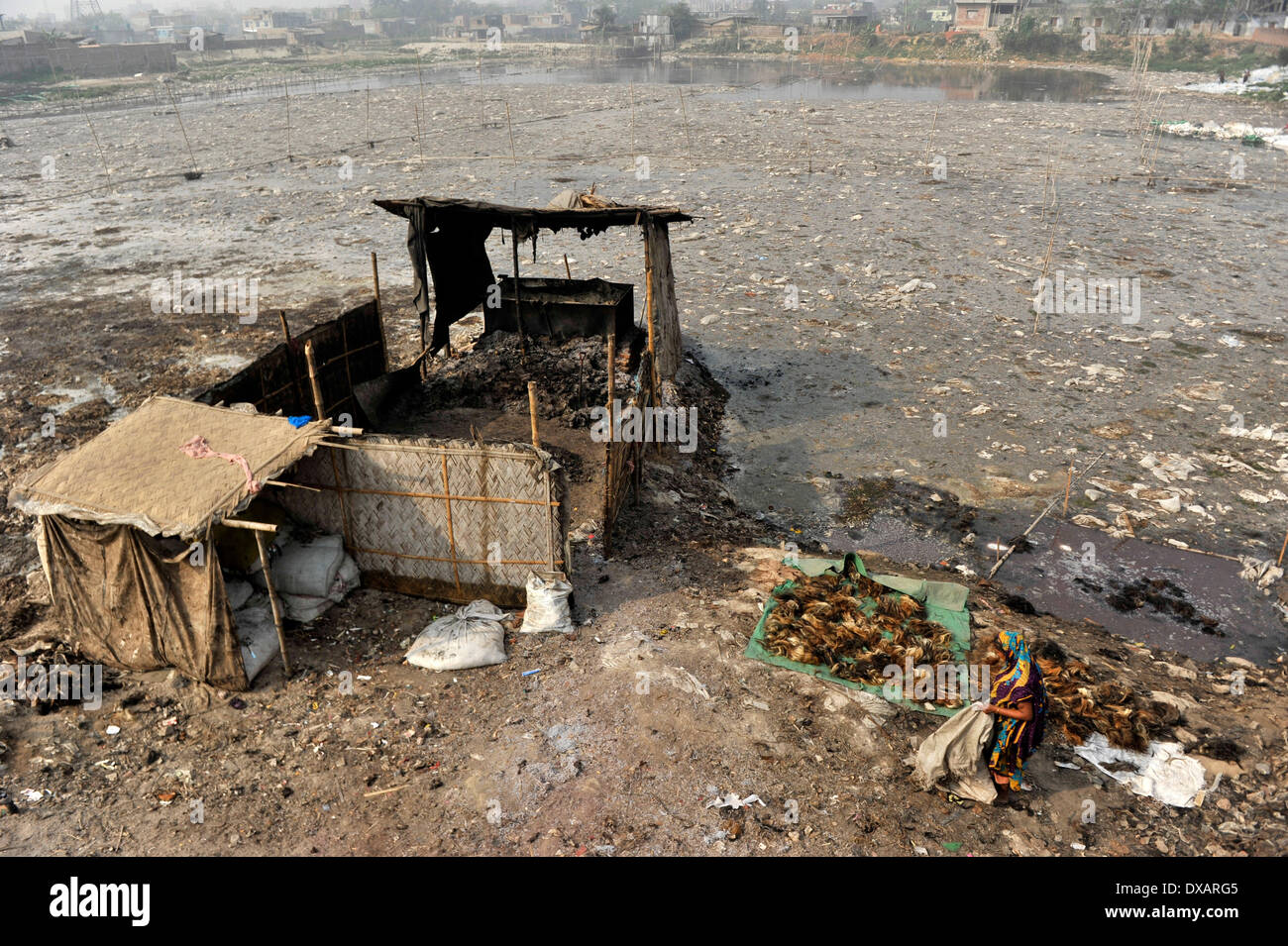 22. März beobachtet wie World Water Day, die internationale Beachtung der World Water Day ist eine Initiative, die aus der 1992 UNO-Konferenz über Umwelt und Entwicklung (UNCED) in Rio De Janeiro wuchs. Das diesjährige Thema ist "Ermittlung der besten Praktiken, die eine Wasser - und energieeffiziente"Grüne Branche"Realität. machen kann" Trotz, dass dieser Bereich in Dhaka 95 % der Bangladeshs Leder Gerbereien und jeden Tag sie dump 22.000 Kubikmeter Liter giftiger Abfälle enthält, einschließlich der krebserregenden sechswertiges Chrom in der Hauptstadt Hauptfluss und zentrale Wasserversorgung, die Burg Stockfoto