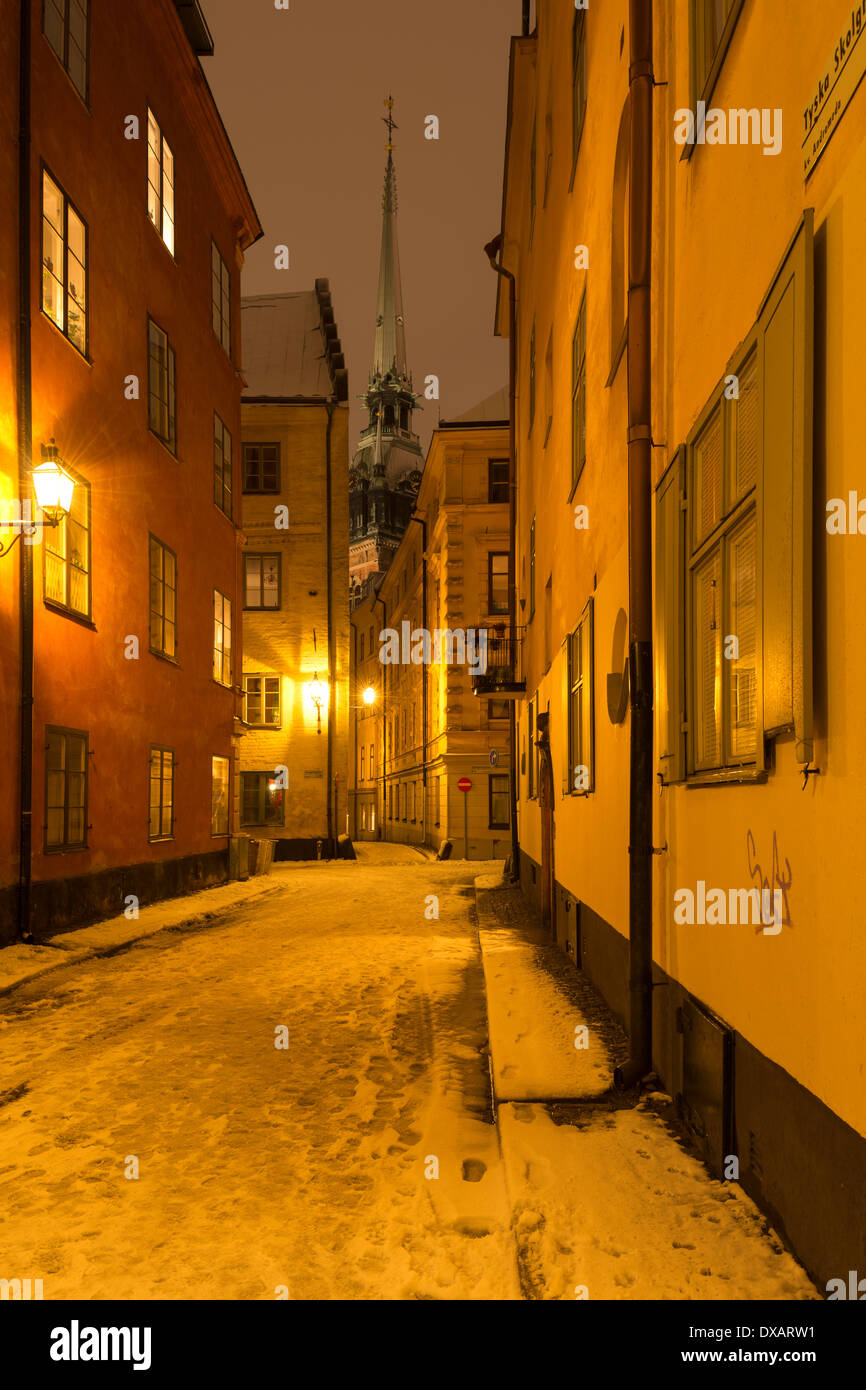 Winter-Nachtansicht der deutschen Kirche ("Sommerkonzerte Kyrkan") von deutschen Schule Alley ("Sommerkonzerte Skolgränd"), Gamla Stan, Stockholm gesehen Stockfoto