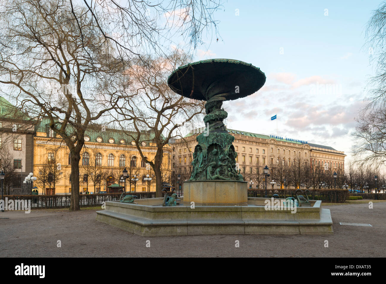 Dämmerung Blick auf Brunnen von Molin (1873) in Kungsträdgården ('King's Garden'), einem Park im Zentrum von Stockholm, Schweden. Stockfoto