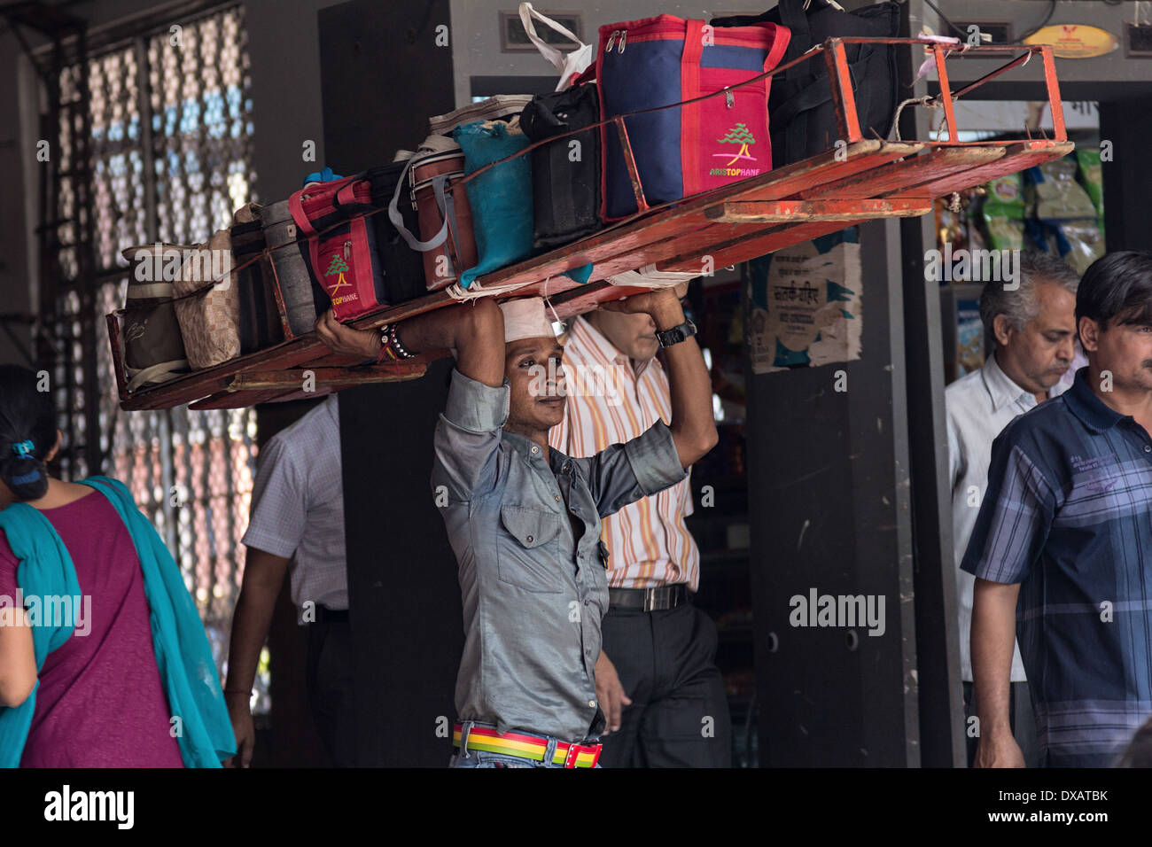 Lunchbüchsen mit Mittagessen Dabbas (Tiffin Boxen) für die Lieferung an Kunden außerhalb Churchgate Bahnhof in Mumbai, Indien Stockfoto