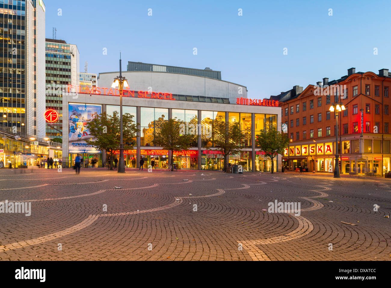 Der öffentliche Platz, Hötorget ("Haymarket") und Filmstaden Sergel, ein großes Multiplex-Kino, mitten in Stockholm, Schweden Stockfoto