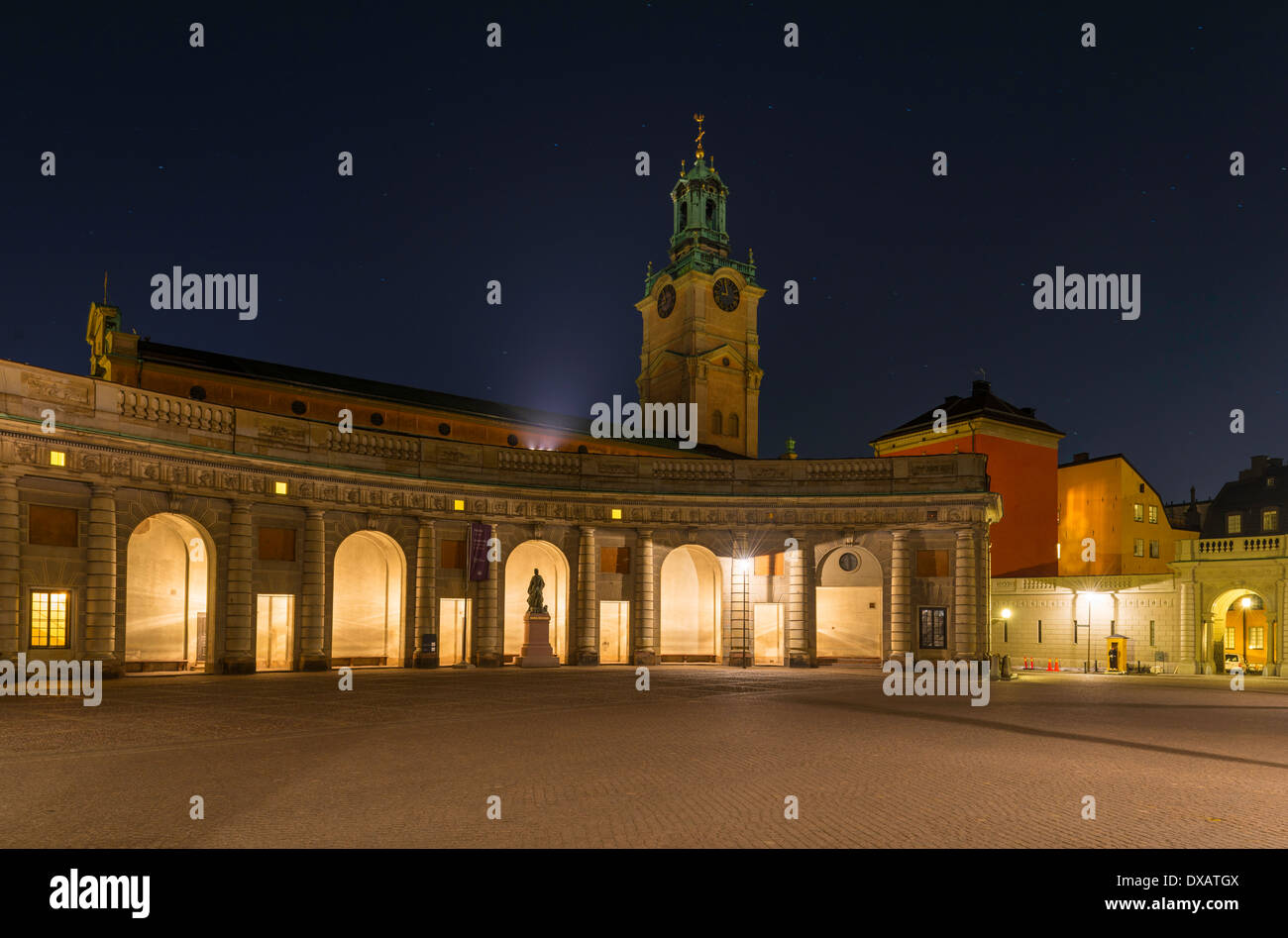 Abend-Blick auf den äußeren Hof des den Königspalast ("Kungliga Slottet") und die Kathedrale von Stockholm, Stockholm, Schweden. Stockfoto
