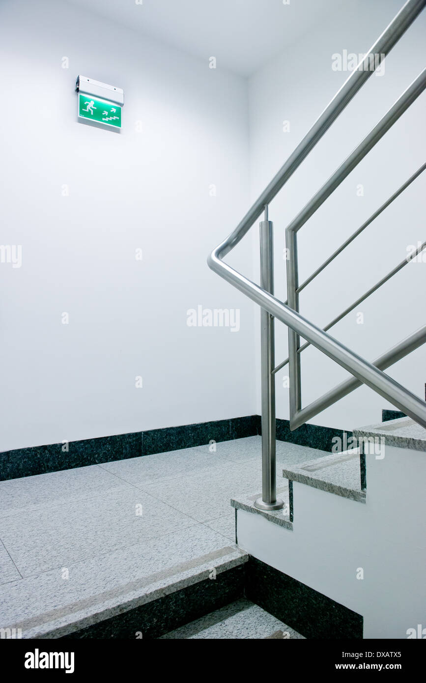 Treppe - Notausgang im Bürogebäude Stockfoto