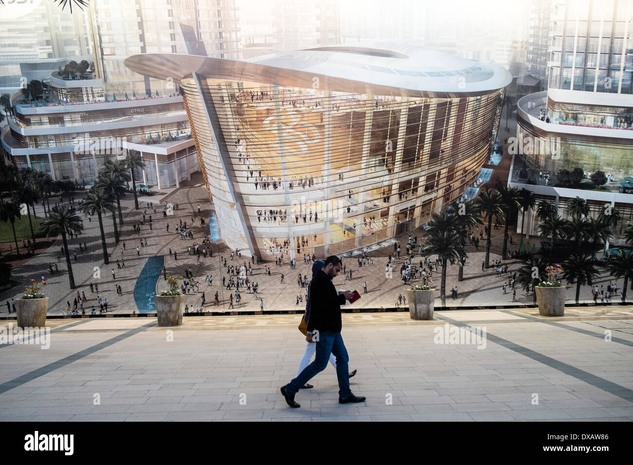 paar, vorbei an großen Plakatwand, die vorgeschlagenen neuen Opernhauses im Bau in Downtown Dubai Vereinigte Arabische Emirate Stockfoto