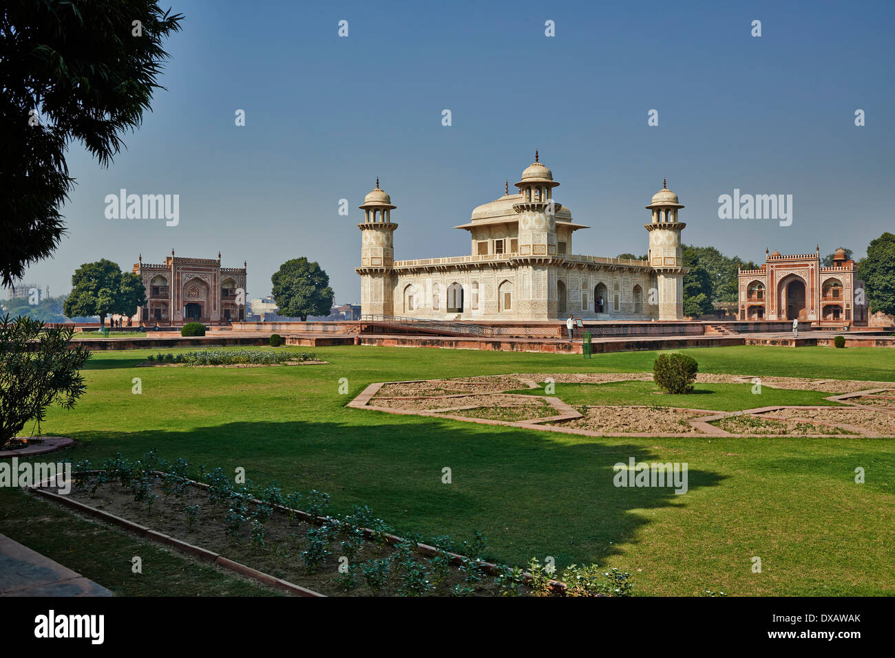 Itmad-Ud-Daulah Grabmal oder Etimad-Ud-Daulah hergestellt aus weißem Marmor, auch genannt Baby Taj, Agra, Uttar Pradesh, Indien Stockfoto