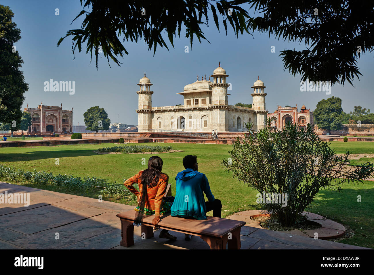 Itmad-Ud-Daulah Grabmal oder Etimad-Ud-Daulah hergestellt aus weißem Marmor, auch genannt Baby Taj, Agra, Uttar Pradesh, Indien Stockfoto