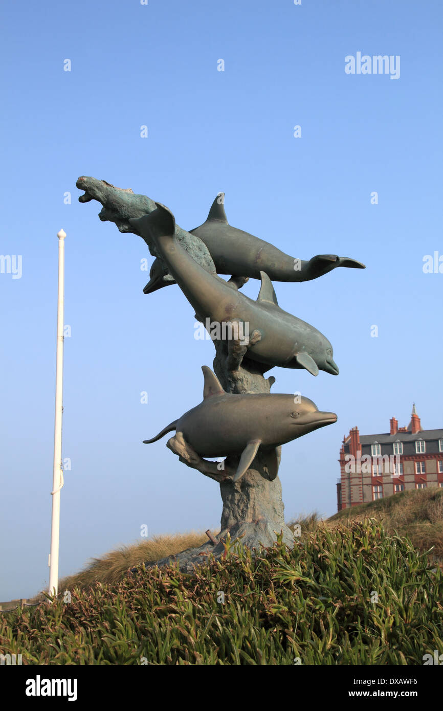Delphin-Statue am Fistral Beach, Newquay, Cornwall, England, Großbritannien, Deutschland, UK, Europa Stockfoto