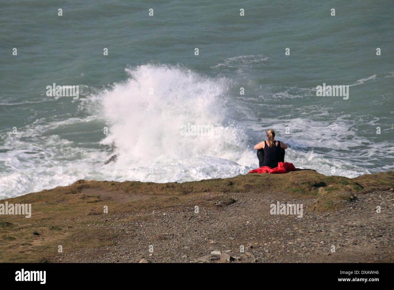 Mädchen-Uhren Wellen, Steinbruch, Pentire Osten Landzunge, Newquay Bay, Cornwall, England, Großbritannien, Deutschland, UK, Europa Stockfoto