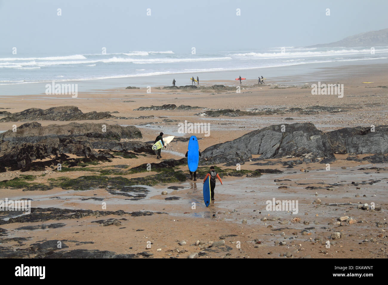 Surfer am Fistral Beach, Newquay, Cornwall, England, Großbritannien, Vereinigtes Königreich, UK, Europa Stockfoto