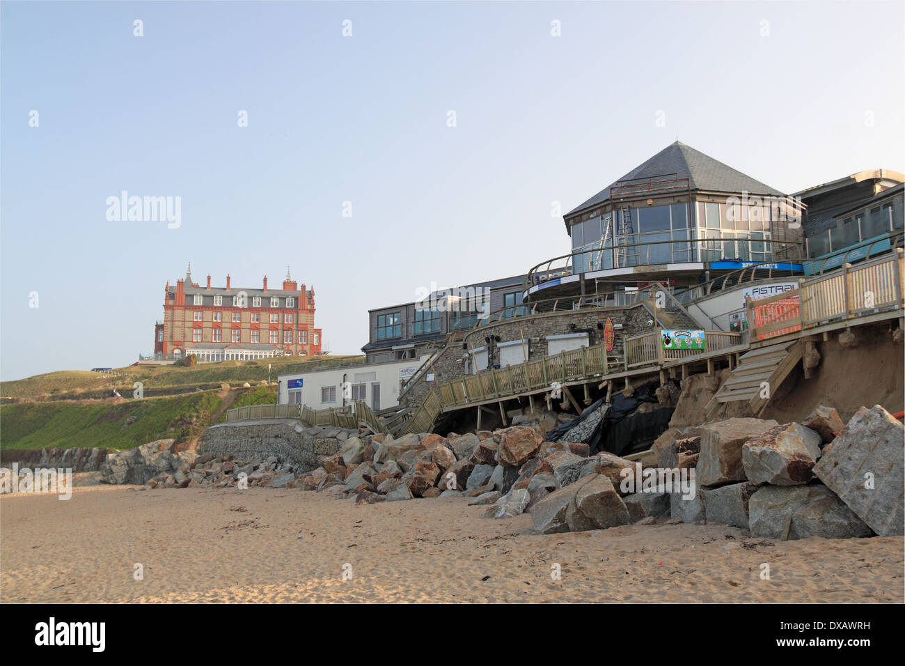 Sturm - beschädigte Gebäude auf den Fistral Beach, Newquay, Cornwall, England, Großbritannien, USA, UK, Europa Stockfoto