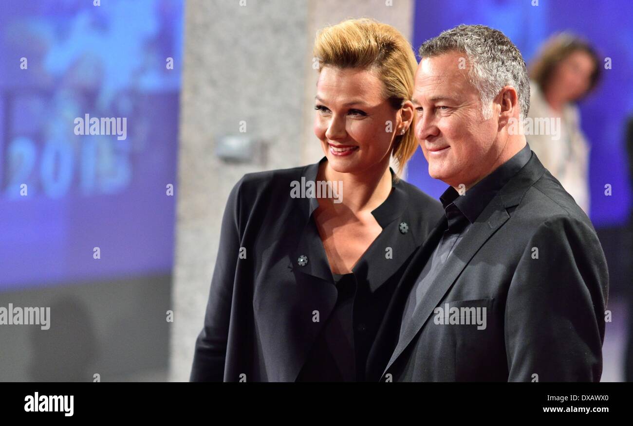 Ehemalige Schwimmerin Franziska van Almsick und ihr Partner Juergen B. Harder kommen zu der Zeremonie für den deutschen Medienpreis für 2013 im Congress Center in Baden-Baden, Deutschland, 21. März 2014. Foto: UWE ANSPACH/dpa Stockfoto