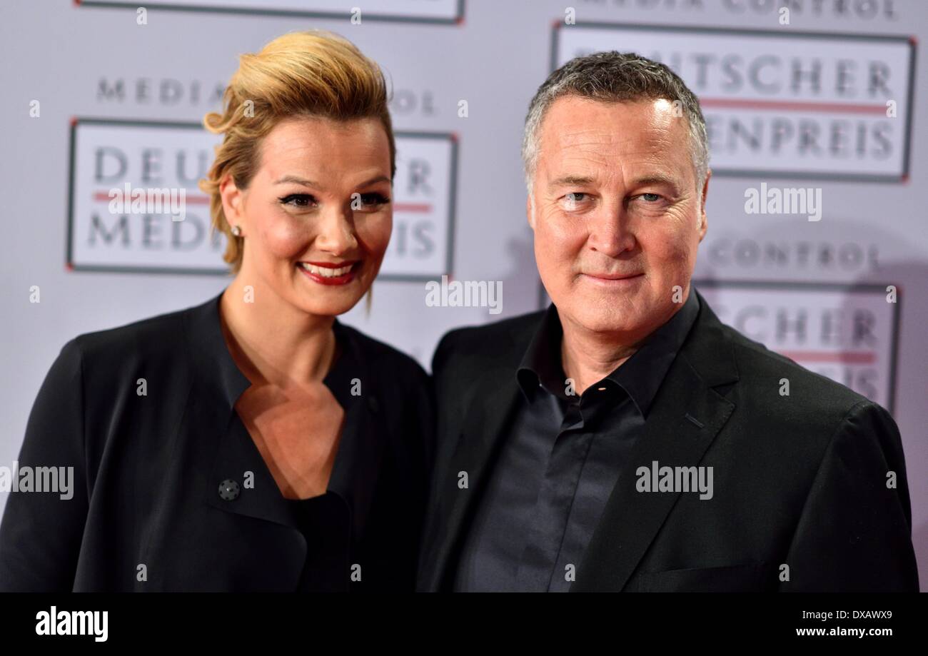 Ehemalige Schwimmerin Franziska van Almsick und ihr Partner Juergen B. Harder kommen zu der Zeremonie für den deutschen Medienpreis für 2013 im Congress Center in Baden-Baden, Deutschland, 21. März 2014. Foto: UWE ANSPACH/dpa Stockfoto