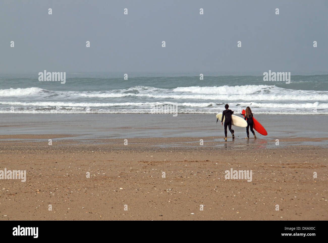 Surfer am Fistral Beach, Newquay, Cornwall, England, Großbritannien, Vereinigtes Königreich, UK, Europa Stockfoto