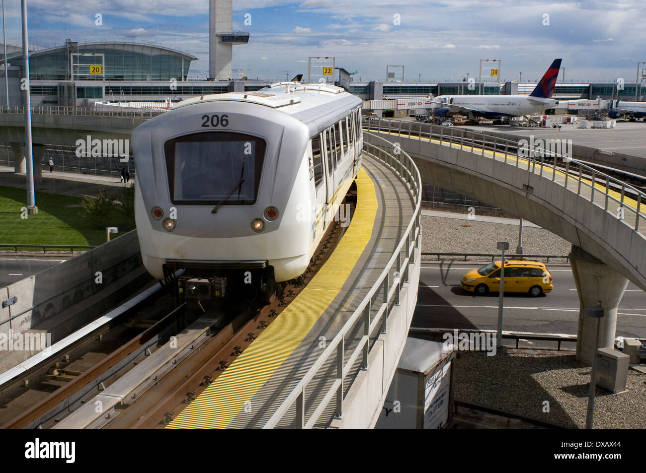 Der billigste Weg, um dorthin zu gelangen ist der neue AirTrain verbunden mit der u-Bahn. Der AirTrain ist eine Art Shuttle-Zug, der den Flughafen-Terminals mit Metro-Linien A Howard Beach E, J und Z am Sutphin Boulevard verbindet - Archer AV-Service ist kostenlos zwischen den Terminals und die Anbindung an die Metro hat eine Gebühr von 5 $ 2.25 u-Bahn hinzugefügt. Es lohnt sich immer rechtzeitig an die Metro angeschlossen bekommen und es gibt ein Kombiticket für beide kostet $ 7. Stockfoto