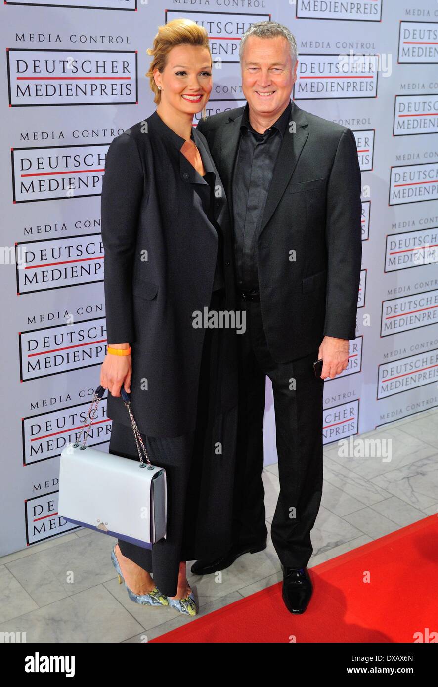 Ehemalige Schwimmerin Franziska van Almsick und ihr Partner Juergen B. Harder kommen zu der Zeremonie für den deutschen Medienpreis für 2013 im Congress Center in Baden-Baden, Deutschland, 21. März 2014. Foto: UWE ANSPACH/dpa Stockfoto