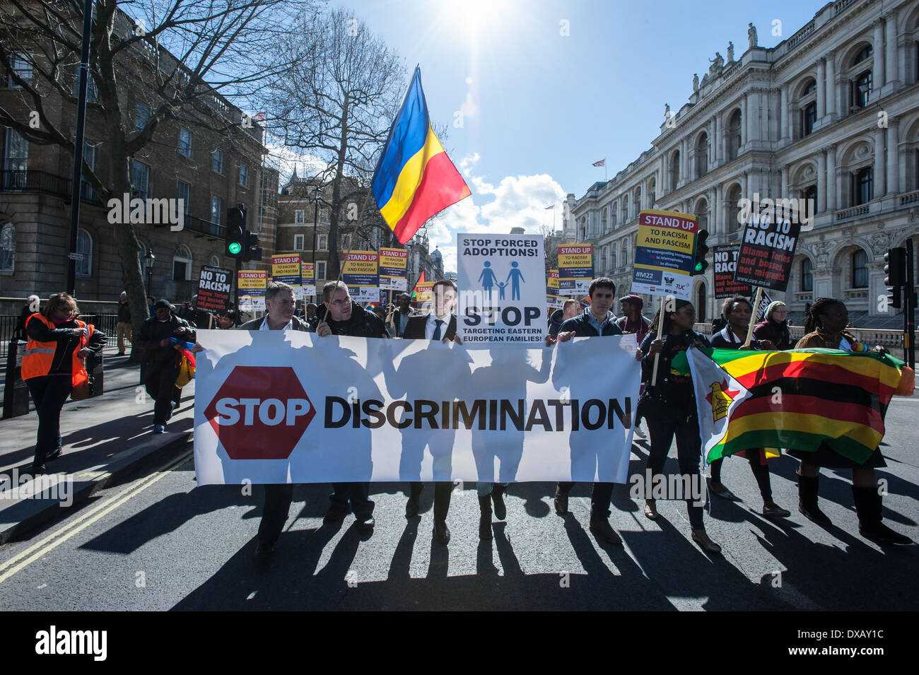 London, UK - 22. März 2014: Demonstranten halten einen Banner lesen "Diskriminierung stoppen", um International-Anti-Rassismus-Tag der Vereinten Nationen zu feiern. Bildnachweis: Piero Cruciatti/Alamy Live-Nachrichten Stockfoto