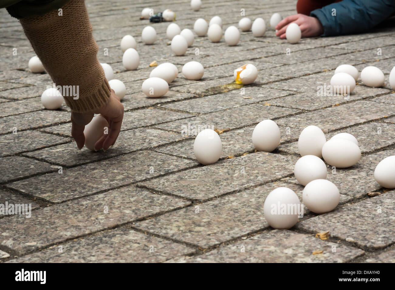 Am Ende Eiern: Vernal Equinox-Feier im Bowling Green Park in New York einladend in den ersten Tag des Frühlings Stockfoto