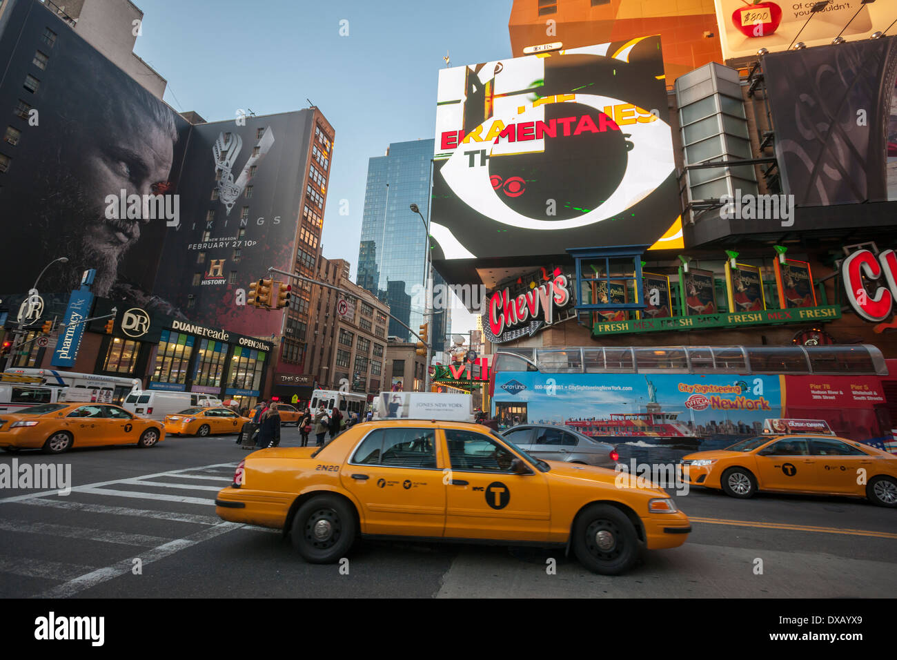 Eine Plakatwand am Times Square in New York, im Besitz von CBS Outdoor Amerika, zeigt Werbung für CBS-TV-Programme Stockfoto