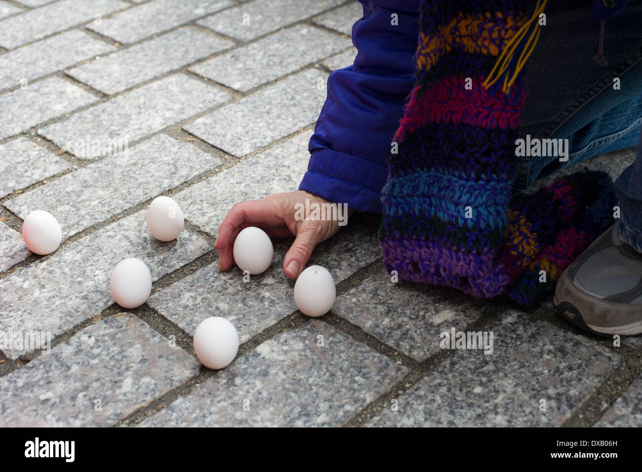 Am Ende Eiern: Vernal Equinox-Feier im Bowling Green Park in New York einladend in den ersten Tag des Frühlings Stockfoto