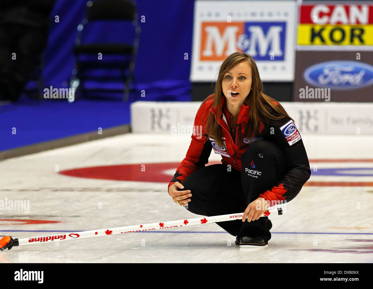 Skip Rachel Homan von Kanada beauftragt ihre Kehrmaschinen in 2014 Ford World Women-Curling-Weltmeisterschaft in Kanada. Stockfoto