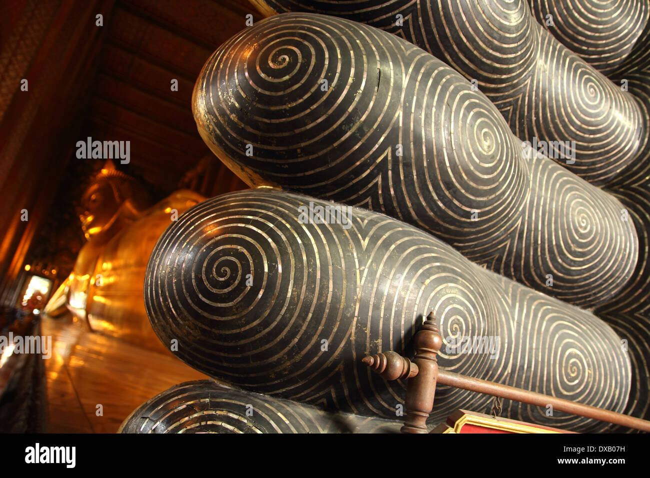 Details zu Füßen der liegende Buddha-Statue im Wat Pho Tempel in Bangkok, Thailand Stockfoto